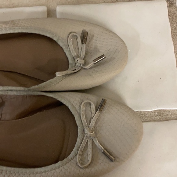 Gray flats - Picture 5 of 5